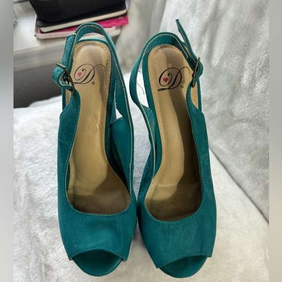 Turquoise heeled sandals with a classic open toe design and adjustable - Picture 3 of 6